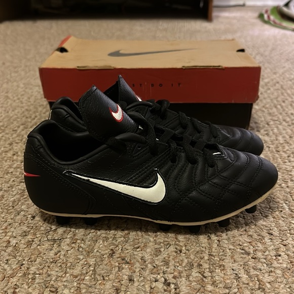 Vintage Nike Woman’s Tiempo Star Soccer Cleats - Picture 5 of 9
